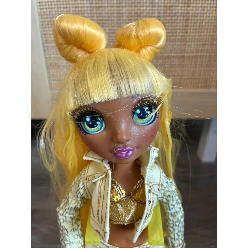Rainbow High Sunny Madison Doll Complete Outfit Stand